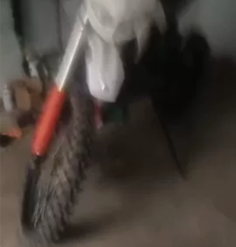 小越野摩托车,暂时就差一块电瓶,全部包养修...