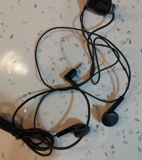 一个老诺基亚手机上的耳机转让,细的。几乎全...
