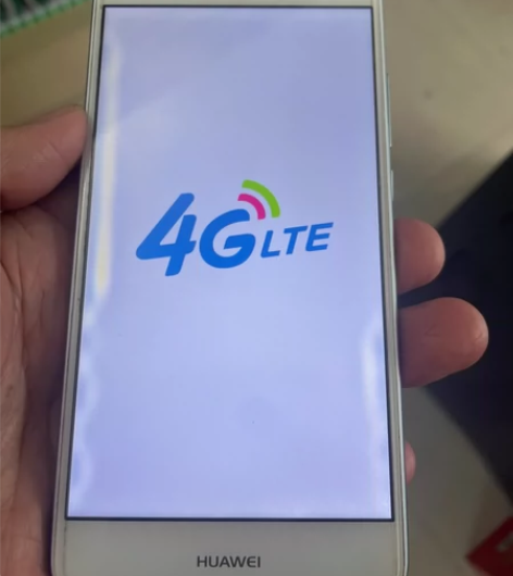 华为手机畅享7plus ,有两处小黄、低...