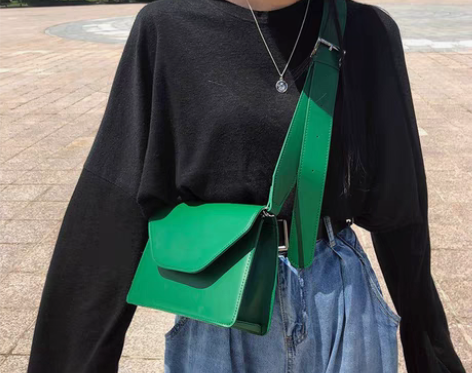 转卖ins超火气斜挎小方包包女春夏上新款百...