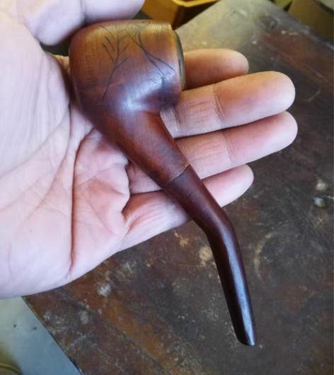 包邮木质烟斗。品如图,完整全品,木质不清楚...