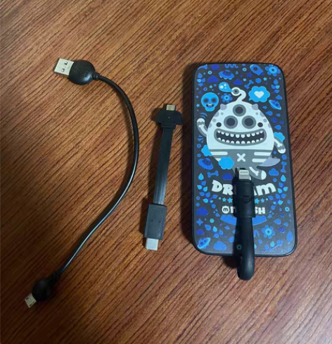 转卖{当天发货}黑鱼自带可换线充电宝800...