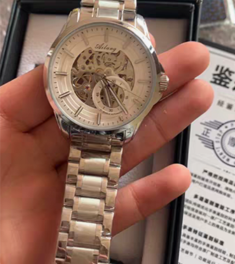 艾浪手表 在得物上买的 有购买记录 有盒子...