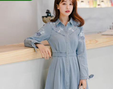 转卖蓝色修身刺绣牛仔连衣裙女春装2019新...