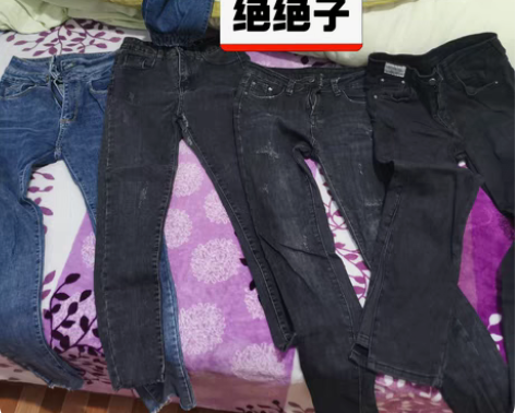 包邮全新，背带牛仔裤，腰围68，无瑕疵，出...