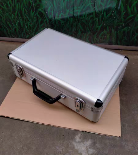 包邮38包邮处理一个铝合金工具箱,有钥匙,...