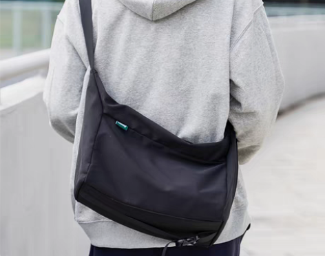 转卖斜挎包男士休闲单肩包学生背包时尚潮牌邮...