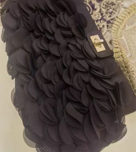 包邮女士缎面花朵手拿包，微瑕 闲置出售明显...