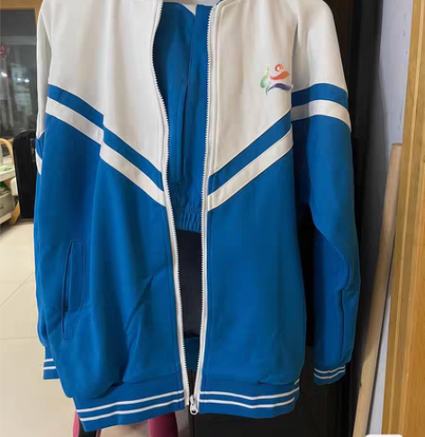 包邮北京市昌平二中校服，165码，有两套。...