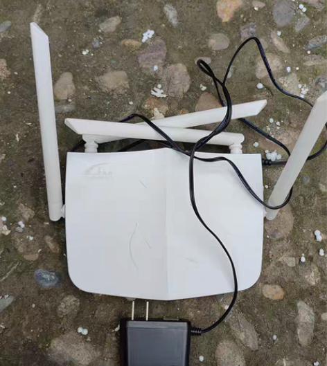 天色魔方双频千兆路由器，正常使用，别人搬家...