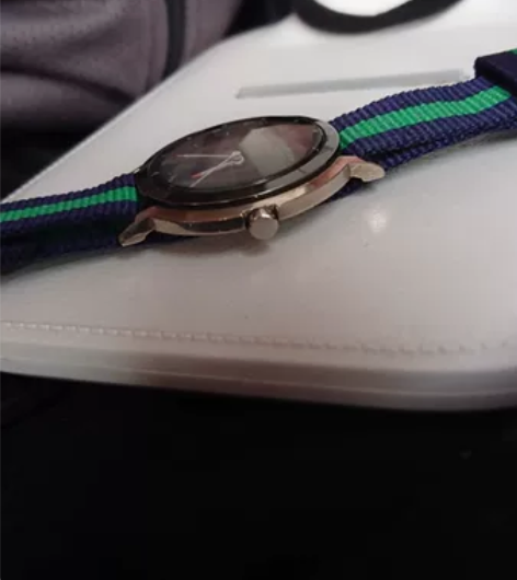 西铁城石英表。 走时精准, 一切正常。