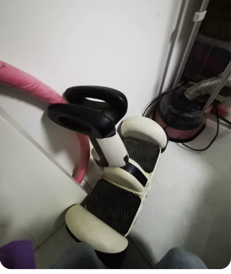 线下店里购入，只骑过半年。8成新 泛黄的是...