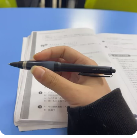 笔芯自己换的 黑色中性笔 相当于就卖个笔壳...