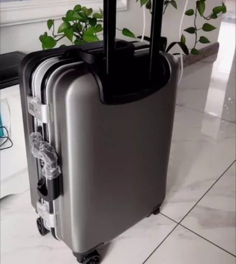 一次没有用过!全新499正品袋鼠行李箱旅行...