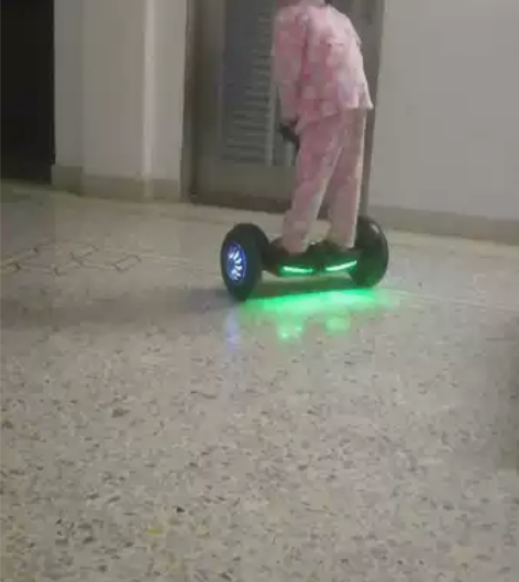 凤凰牌平衡车  10寸带灯光  小孩子玩够...